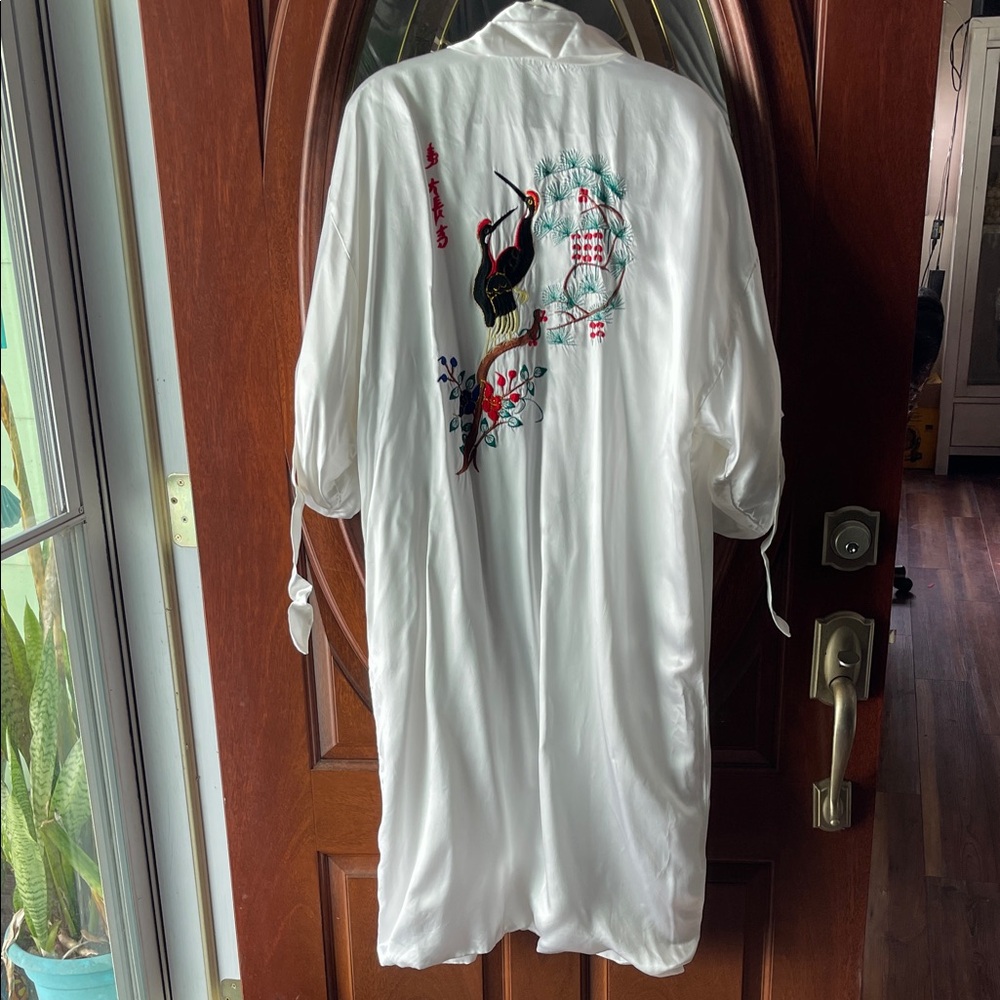 Elegant white embroidered kimono.